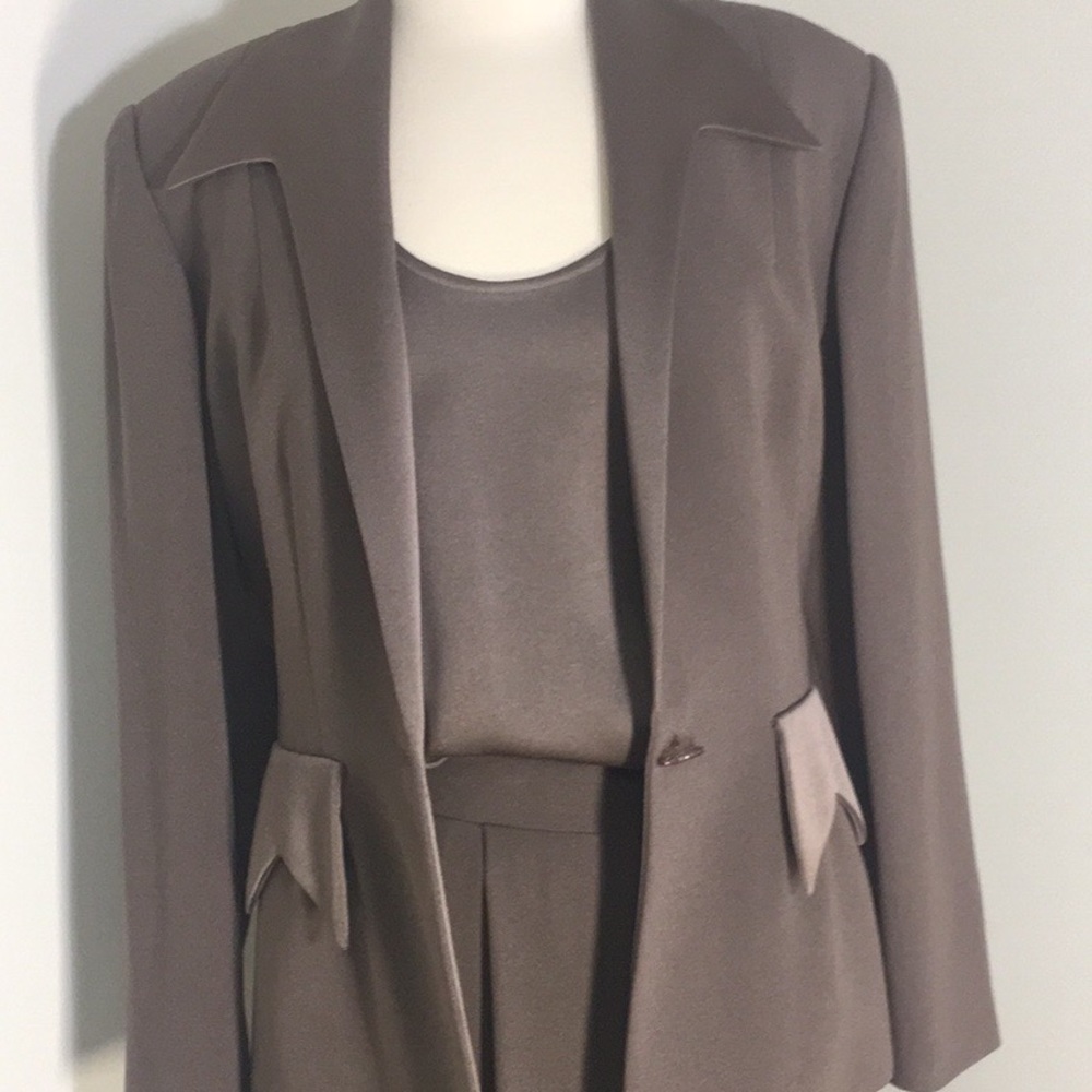 Zelda luxurious charmeuse 3 pc pant suit.😎
